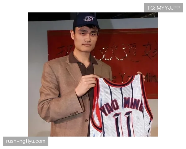姚明退役后这身材管理也太狠了，饭局上别人喝酒他喝蛋白粉？